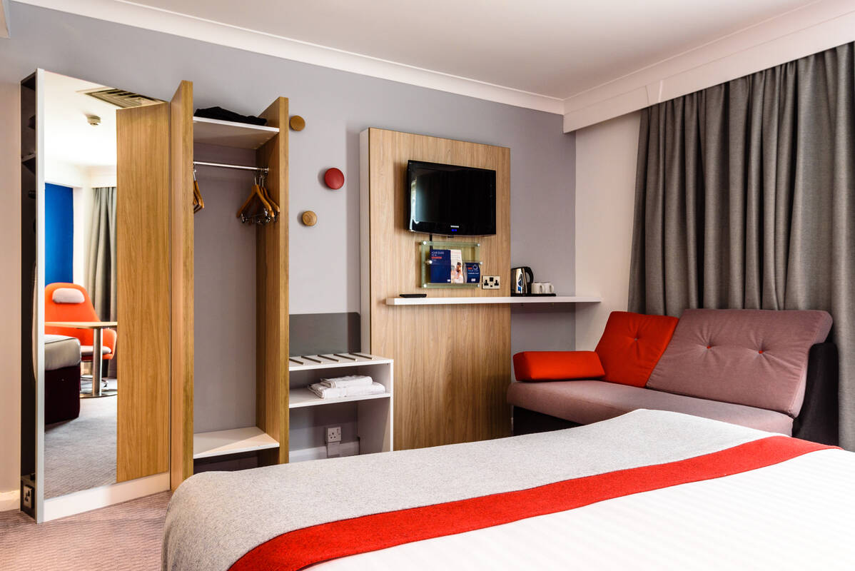 Holiday Inn Express Portsmouth Family room.